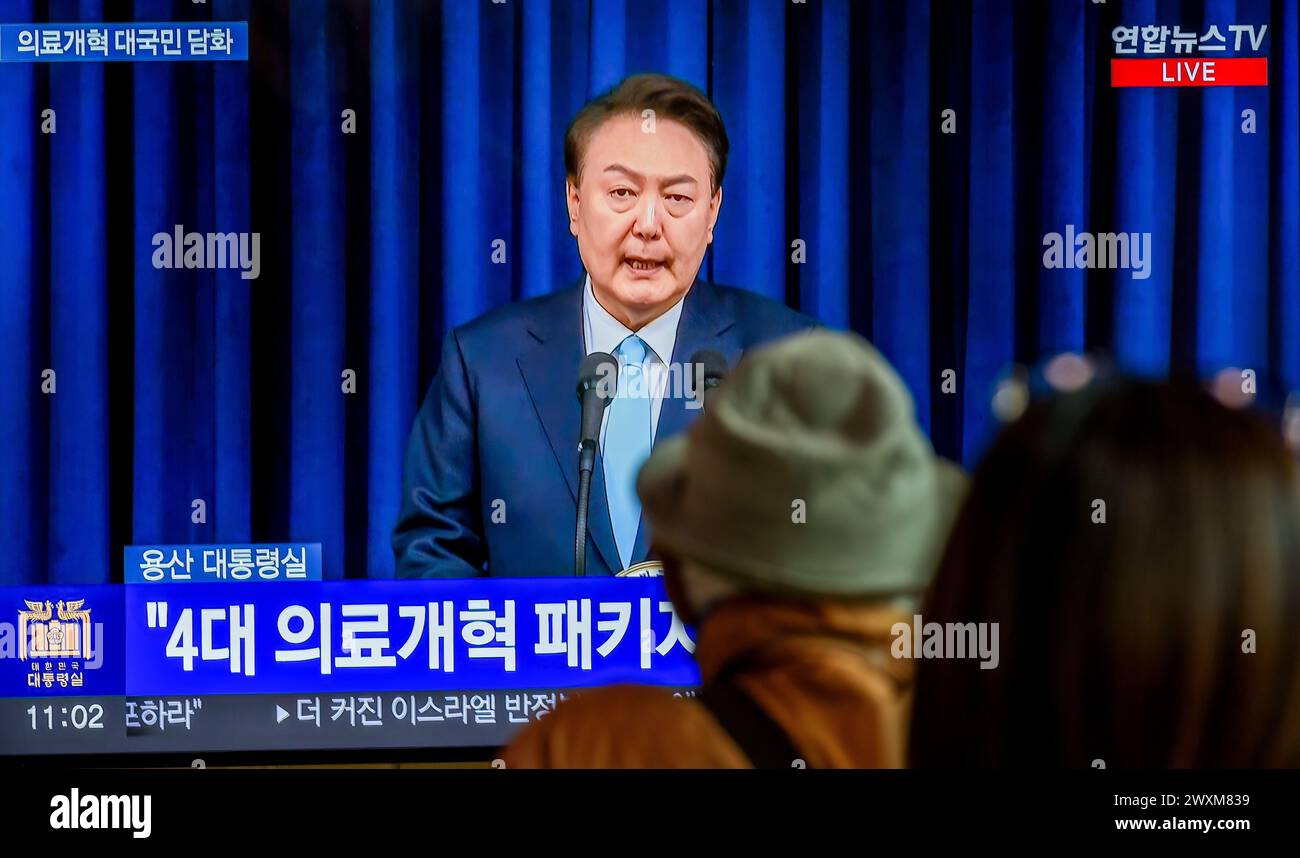 Südkoreas 24-Stunden-TV Yonhapnews zeigt live den südkoreanischen Präsidenten Yoon Suk Yeol im Präsidentenbüro im Fernsehen am Bahnhof Seoul in Seoul. Präsident Yoon Suk Yeol sagte am 1. April, dass 2.000 die minimal notwendige Erhöhung der medizinischen Studienzulassungen ist, und schließt jegliche Anpassung trotz eines längeren Laufens durch junge Ärzte aus. Während einer Ansprache an die Nation bemerkte Yoon, dass die Auseinandersetzung zwischen der Regierung und der medizinischen Gemeinschaft über die Aufnahmequote wenig Anzeichen für einen Durchbruch zeigte. Stockfoto