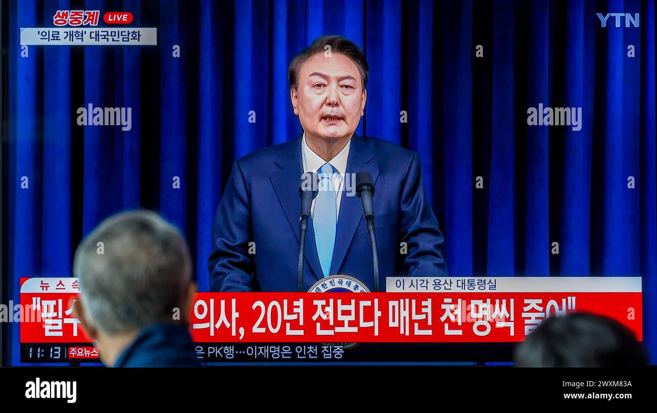 Seoul, Südkorea. April 2024. Südkoreas 24-stündige YTN-Live-Shows: Der südkoreanische Präsident Yoon Suk Yeol spricht im Präsidentenbüro im Fernsehen am Bahnhof Seoul. Präsident Yoon Suk Yeol sagte am 1. April, dass 2.000 die minimal notwendige Erhöhung der medizinischen Studienzulassungen ist, und schließt jegliche Anpassung trotz eines längeren Laufens durch junge Ärzte aus. Während einer Ansprache an die Nation bemerkte Yoon, dass die Auseinandersetzung zwischen der Regierung und der medizinischen Gemeinschaft über die Aufnahmequote wenig Anzeichen für einen Durchbruch zeigte. Quelle: SOPA Images Limited/Alamy Live News Stockfoto
