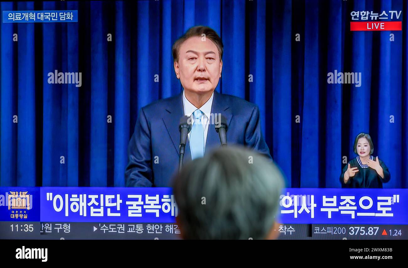 Südkoreas 24-Stunden-TV Yonhapnews zeigt live den südkoreanischen Präsidenten Yoon Suk Yeol im Präsidentenbüro im Fernsehen am Bahnhof Seoul in Seoul. Präsident Yoon Suk Yeol sagte am 1. April, dass 2.000 die minimal notwendige Erhöhung der medizinischen Studienzulassungen ist, und schließt jegliche Anpassung trotz eines längeren Laufens durch junge Ärzte aus. Während einer Ansprache an die Nation bemerkte Yoon, dass die Auseinandersetzung zwischen der Regierung und der medizinischen Gemeinschaft über die Aufnahmequote wenig Anzeichen für einen Durchbruch zeigte. Stockfoto