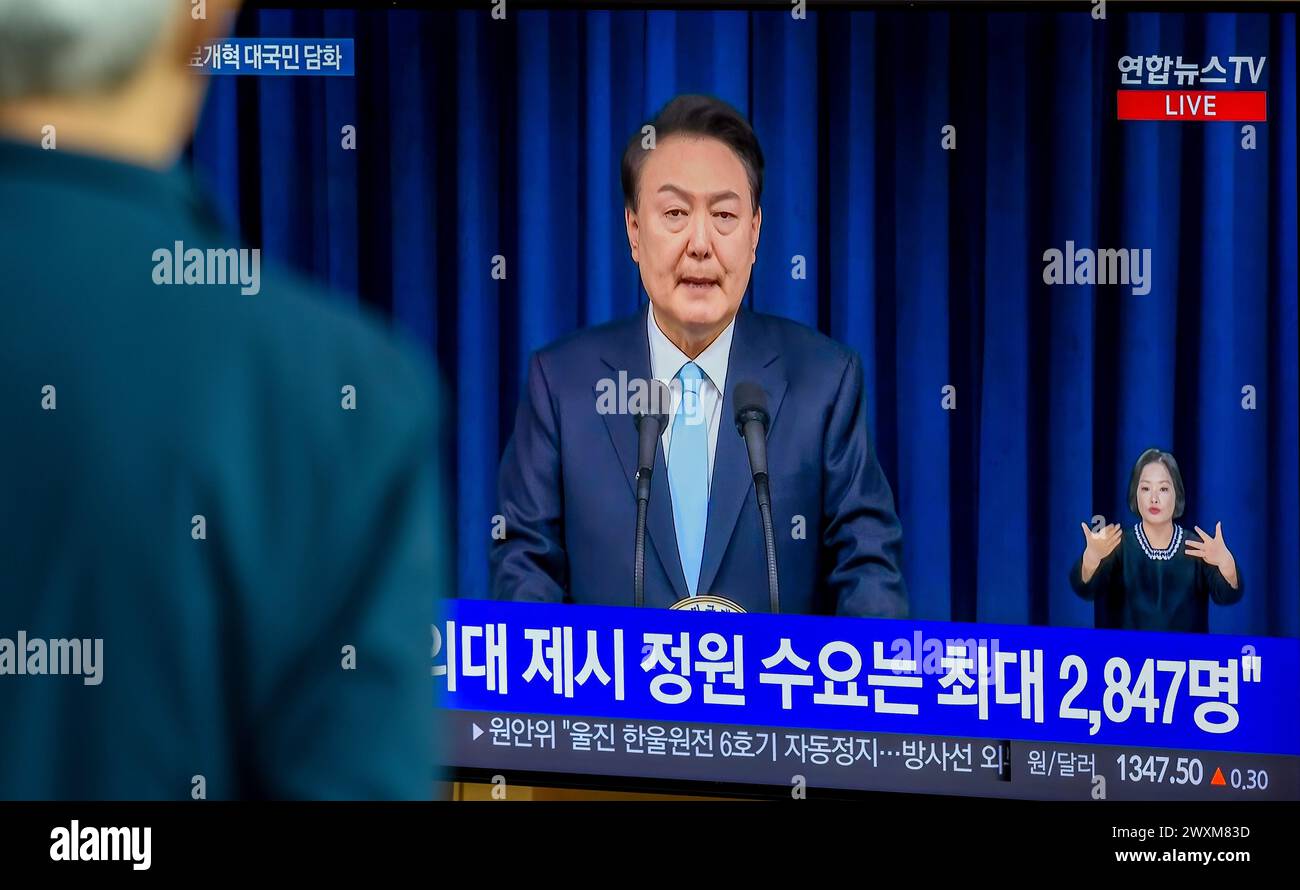 Südkoreas 24-Stunden-TV Yonhapnews zeigt live den südkoreanischen Präsidenten Yoon Suk Yeol im Präsidentenbüro im Fernsehen am Bahnhof Seoul in Seoul. Präsident Yoon Suk Yeol sagte am 1. April, dass 2.000 die minimal notwendige Erhöhung der medizinischen Studienzulassungen ist, und schließt jegliche Anpassung trotz eines längeren Laufens durch junge Ärzte aus. Während einer Ansprache an die Nation bemerkte Yoon, dass die Auseinandersetzung zwischen der Regierung und der medizinischen Gemeinschaft über die Aufnahmequote wenig Anzeichen für einen Durchbruch zeigte. Stockfoto