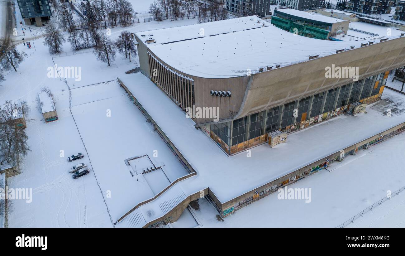 Drohnenfotografie eines alten verlassenen Gebäudes, das während des bewölkten Wintertages von Schnee bedeckt ist Stockfoto
