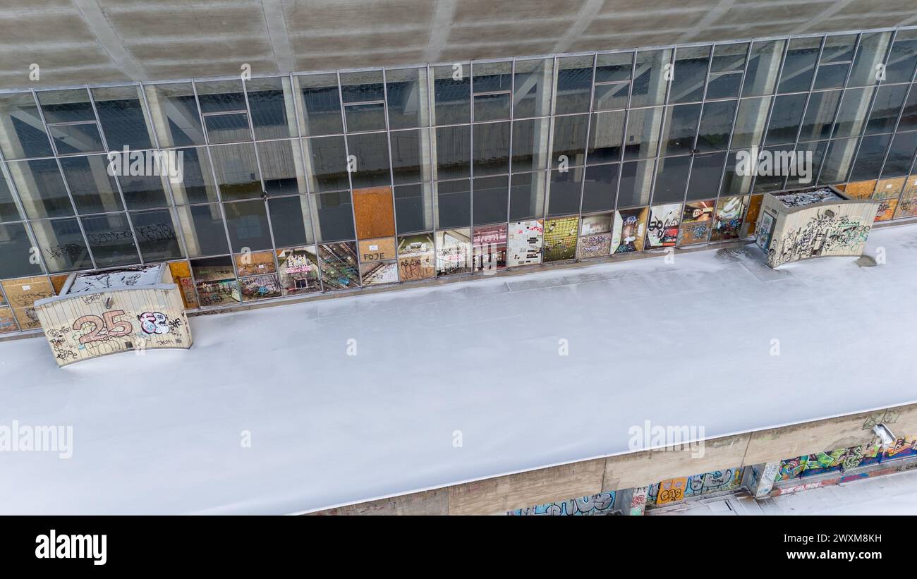 Drohnenfotografie eines alten verlassenen Gebäudes, das während des bewölkten Wintertages von Schnee bedeckt ist Stockfoto