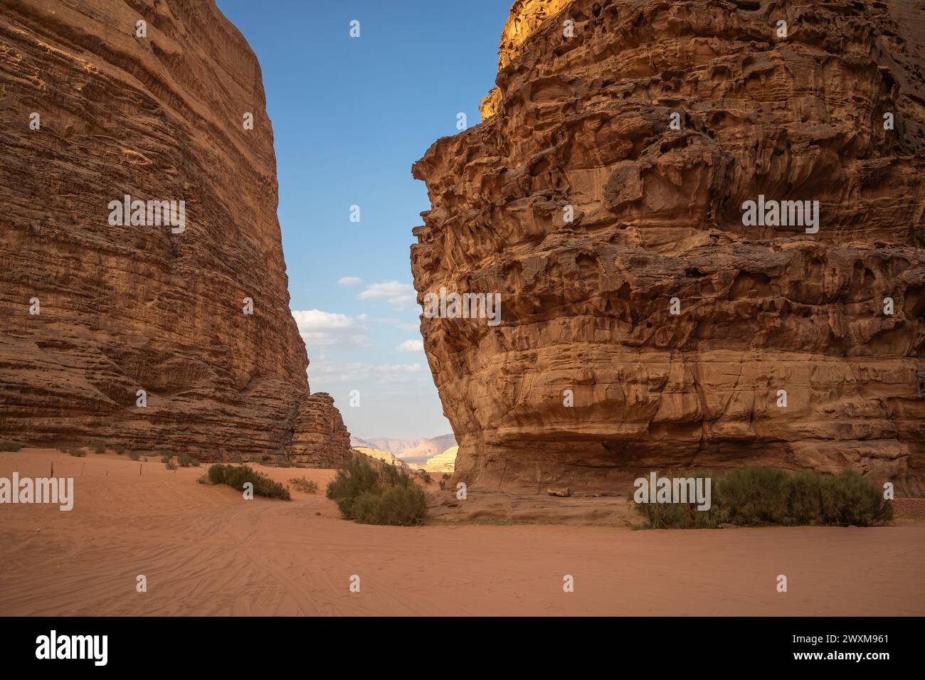 Sandstone Rock Formation am Sandy Desert Wadi Rum in Südjordanien. Stony Cliff im Nahen Osten. Stockfoto