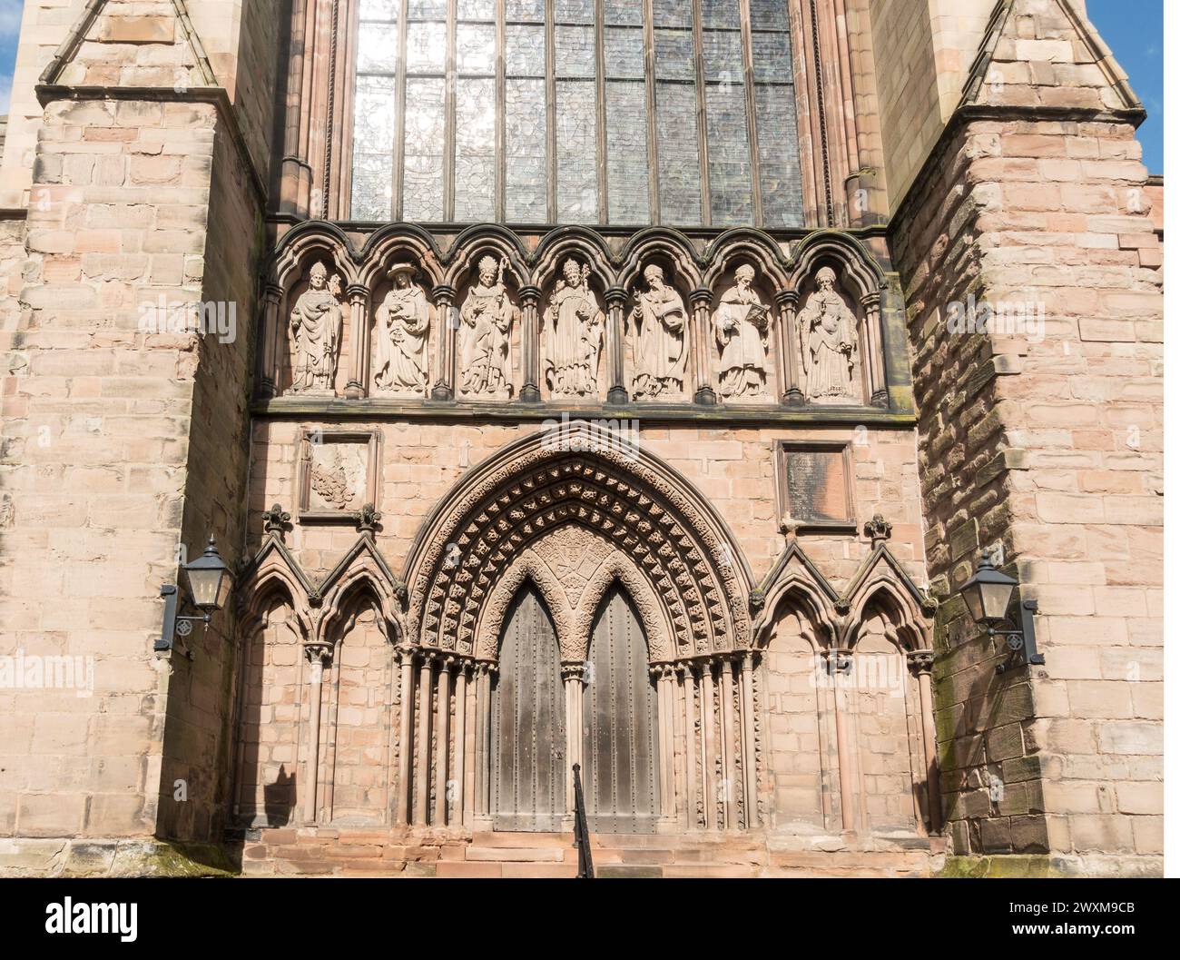 Sieben geschnitzte Figuren über die Südtür der Kathedrale von Lichfield in Staffordshire, England, Großbritannien Stockfoto