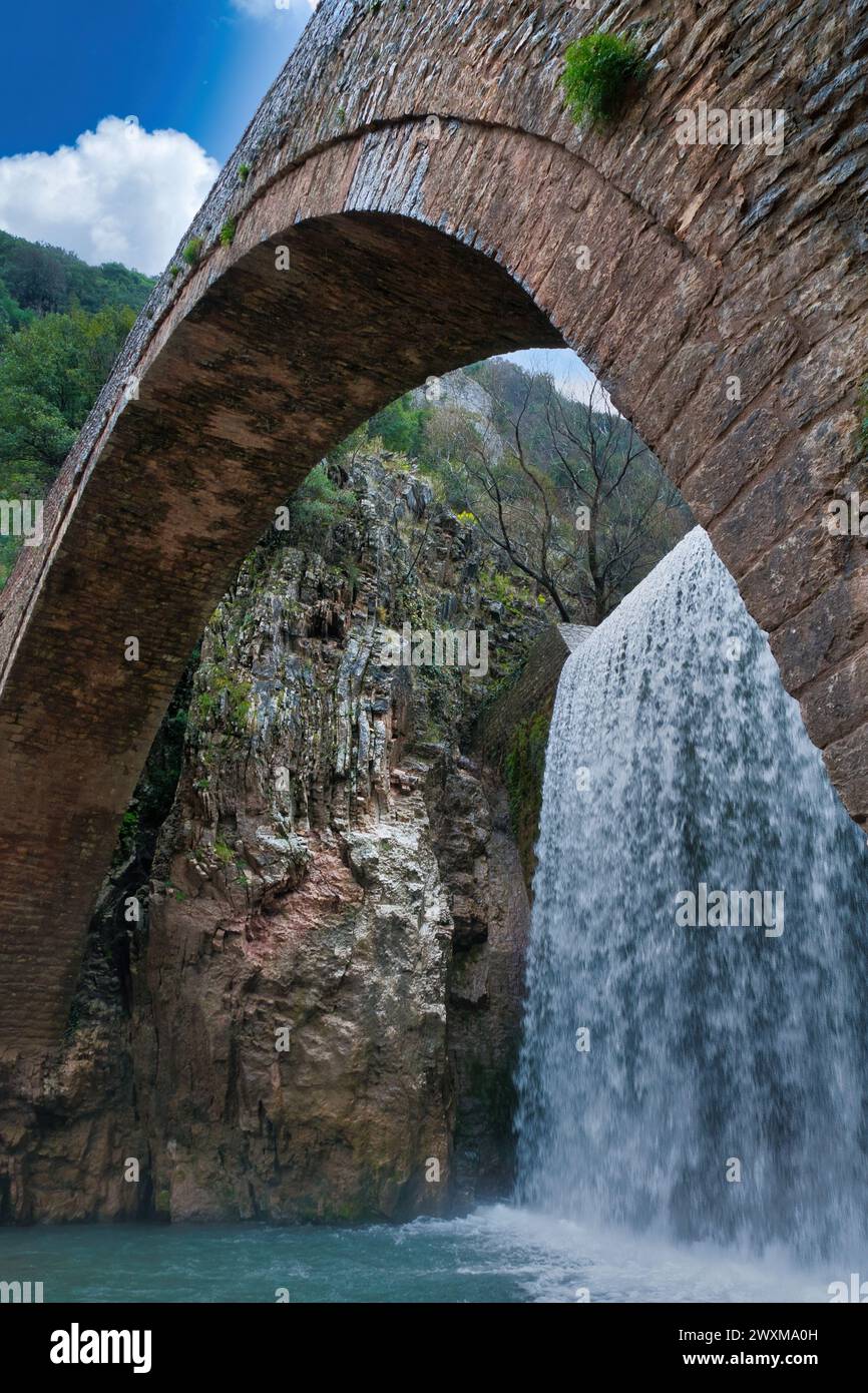 Es wurde um 1550 erbaut und verband das Dorf Pyli und die umliegenden Dörfer mit dem Gebiet von Aspropotamos. Ist eine einbogige Steinbrücke Stockfoto