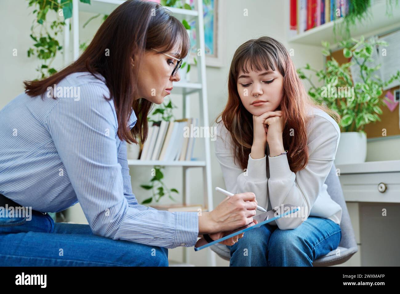 Trauriges, ernsthaftes Teenager-Mädchen bei der Sitzung im Büro des Psychiaters Stockfoto