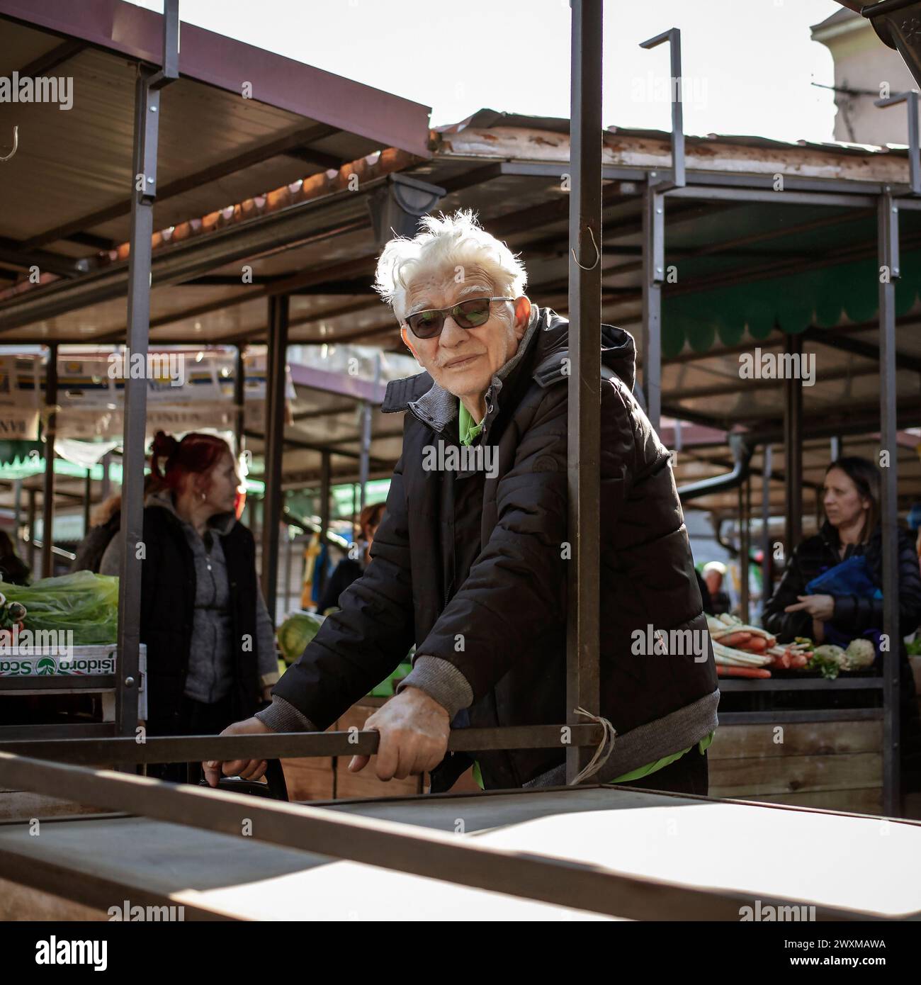 Belgrad, Serbien, 17. Februar 2024: Porträt einer Seniorin beim Einkaufen auf dem grünen Markt Stockfoto