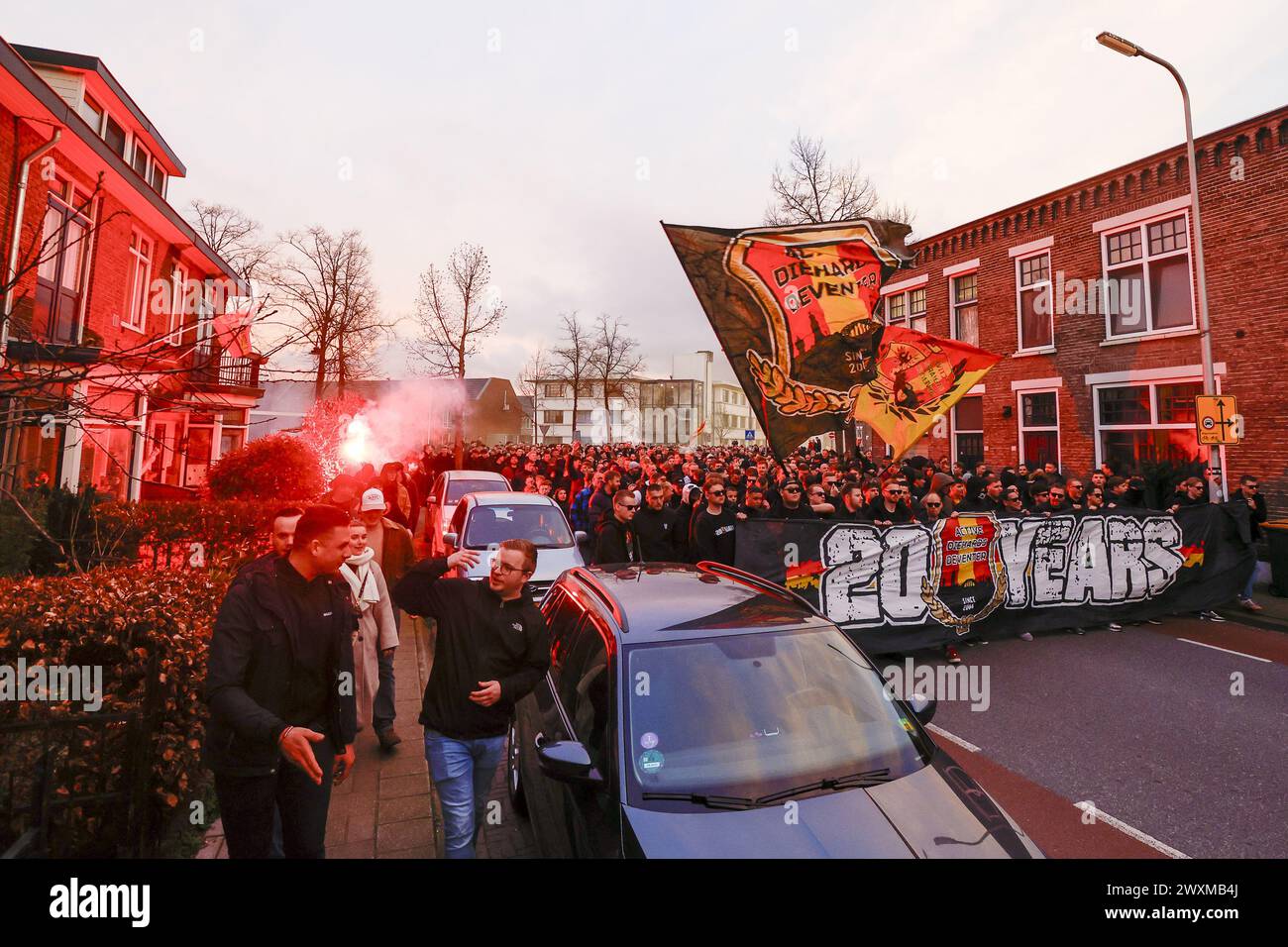 Deventer, Niederlande. 30. März 2024. DEVENTER, Stadion de Adelaarshorst, 30-03-2024, Saison 2023/2024, niederländische Eredivisie. Während des Spiels Go Ahead Eagles - Excelsior, Endergebnis 3:0, laufen Fans GA Eagles ins Stadion, um 20 Jahre Jubiläum des Atmosphärenteams ADHD zu feiern. Credit: Pro Shots/Alamy Live News Stockfoto