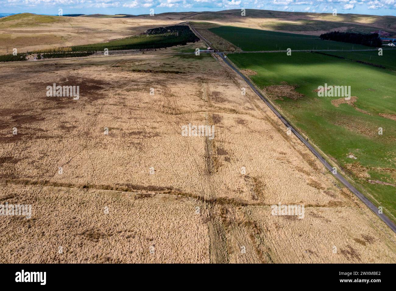 Aus der Vogelperspektive auf die römischen Lager Pennymuir und die Straße Dere Street Roman Road mit Blick nach Süden in Richtung Jedburgh, Scottish Borders, UK. Stockfoto