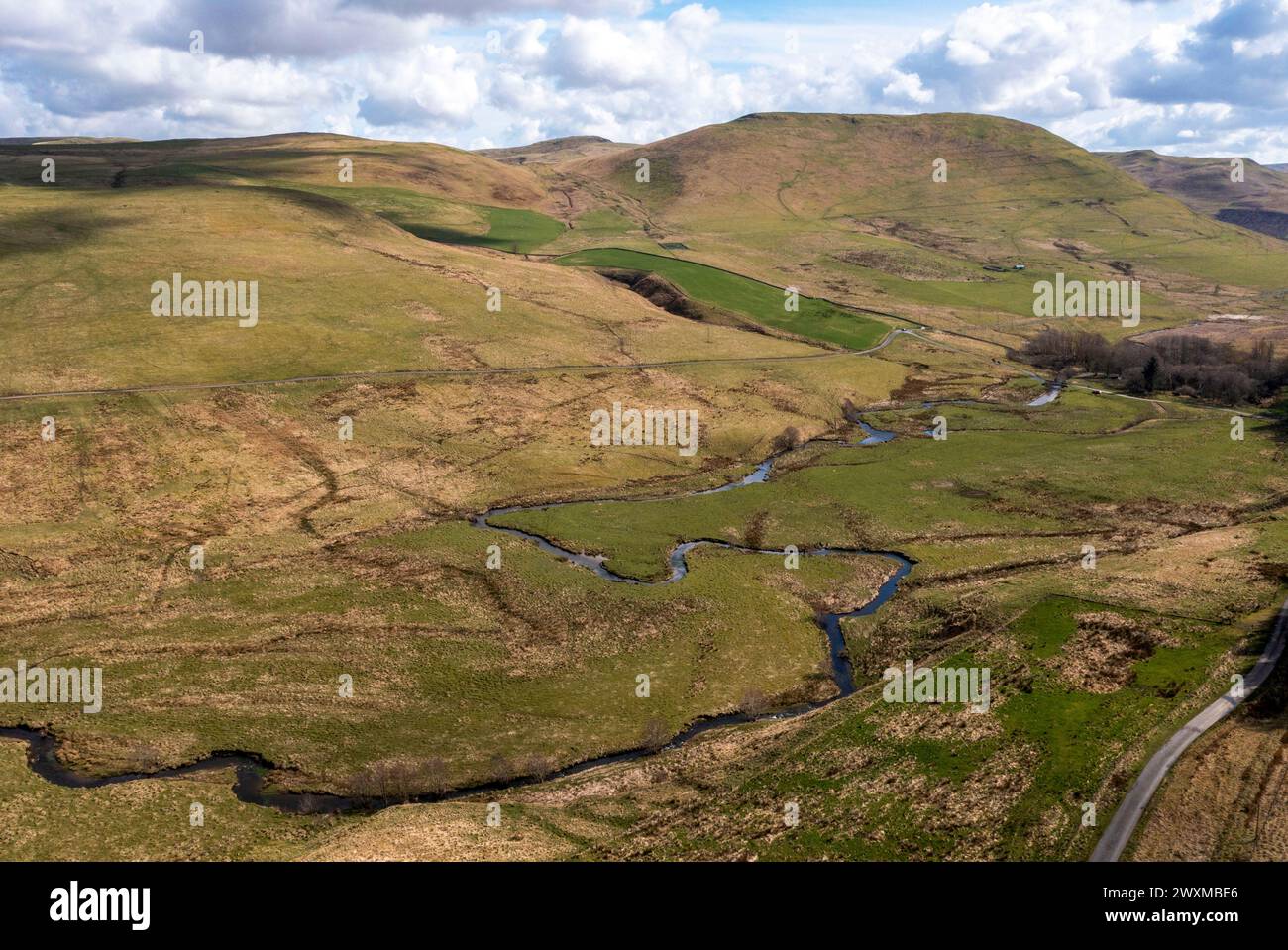 Drohnenansicht der Route der Dere Street Roman Road mit Blick nach Süden in Richtung Woden Law, Towford, Jedburgh, Schottland. Stockfoto