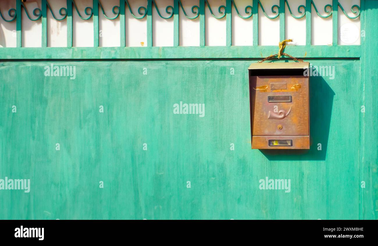 Alten Postfach auf ein grünes Tor Stockfoto