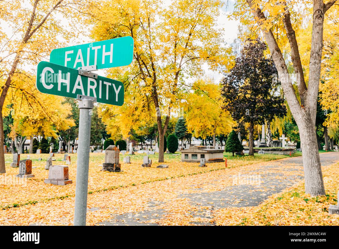 Faith and Charity Straßenschilder auf dem Friedhof Stockfoto