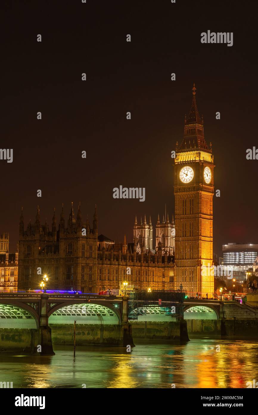 London, UK; 03. April 2024 - Ein Blick auf die Westminster Bridge, Big Ben und die Houses of Parliament, London, UK am Abend. Stockfoto