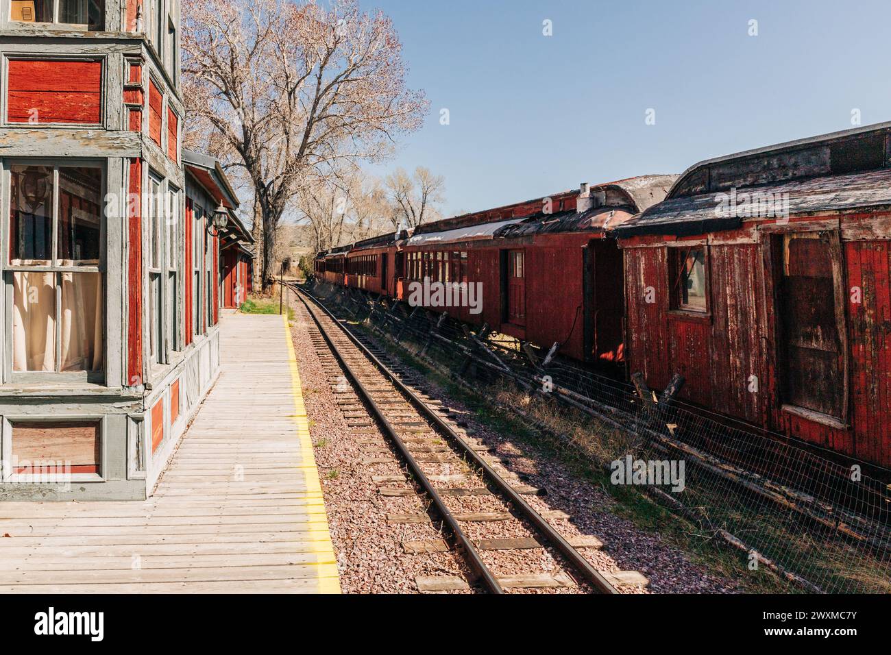 Virginia City Train Depot mit altem Gebäude und antikem Zug Stockfoto