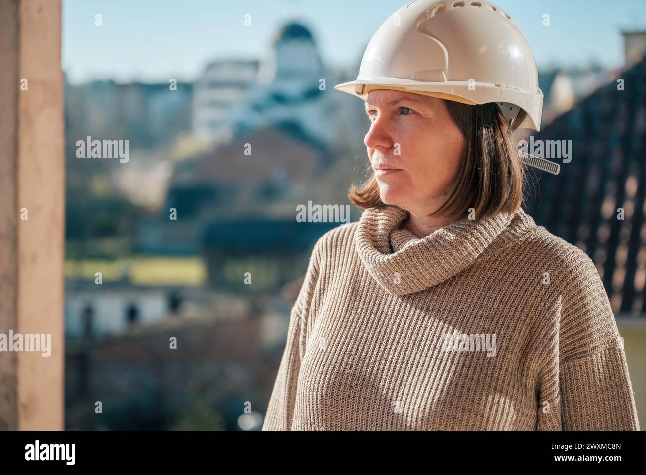 Porträt einer Architektin auf der Baustelle während des Inspektionsverfahrens, selektiver Fokus Stockfoto
