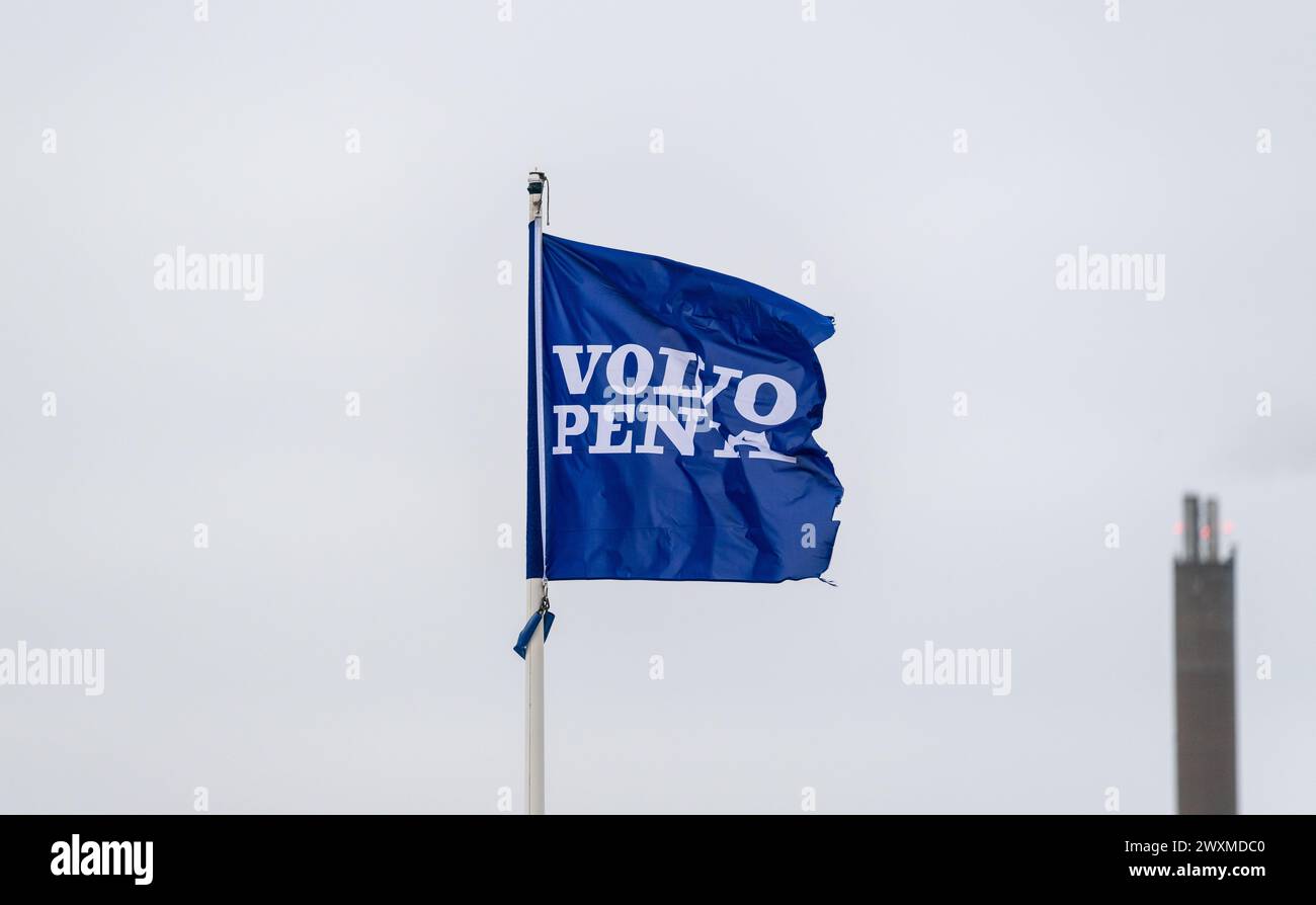 Göteborg, Schweden - 11. Februar 2024: Volvo Penta-Flagge winkt bei starkem Wind Stockfoto