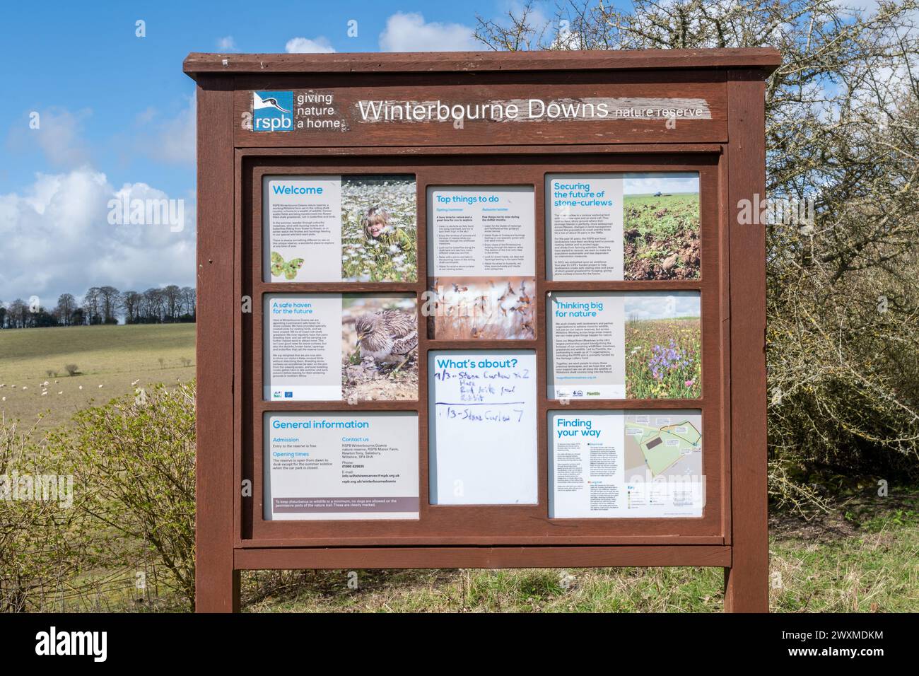 RSPB Winterbourne Downs Naturschutzgebiet in Spring, Wiltshire, England, Großbritannien. Informationstafel am Eingang zum Reservat. Stockfoto