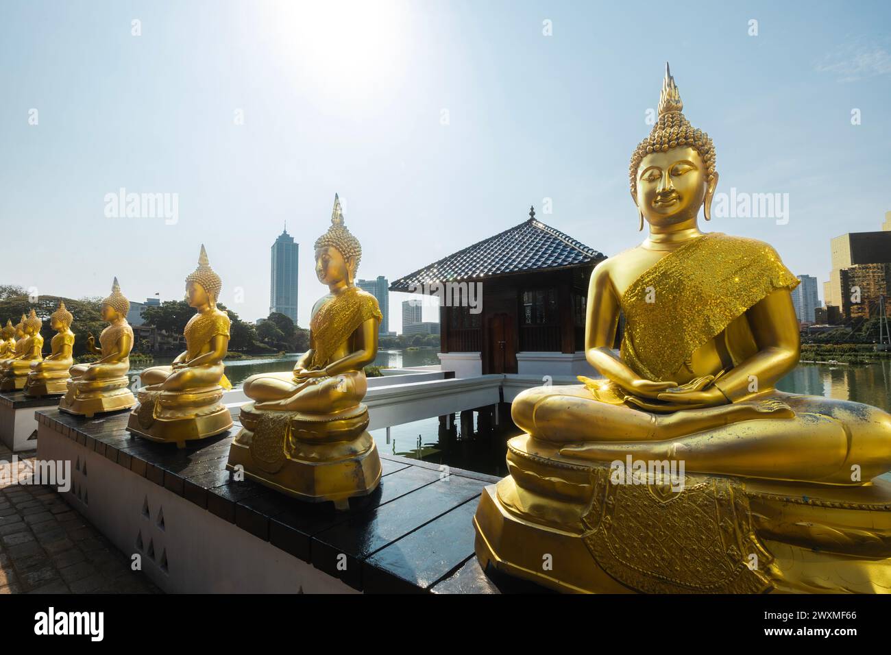 Buddhistischer Tempel auf dem See in Colombo Innenstadt. Seema Malaka Tempel in Sri Lanka. Stockfoto