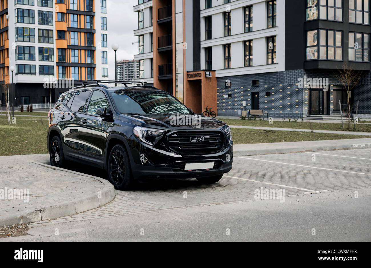 Minsk, Weißrussland, 1. April 2024 - leistungsstarker schwarzer GMC-SUV in der Stadt geparkt, Vorderansicht Stockfoto