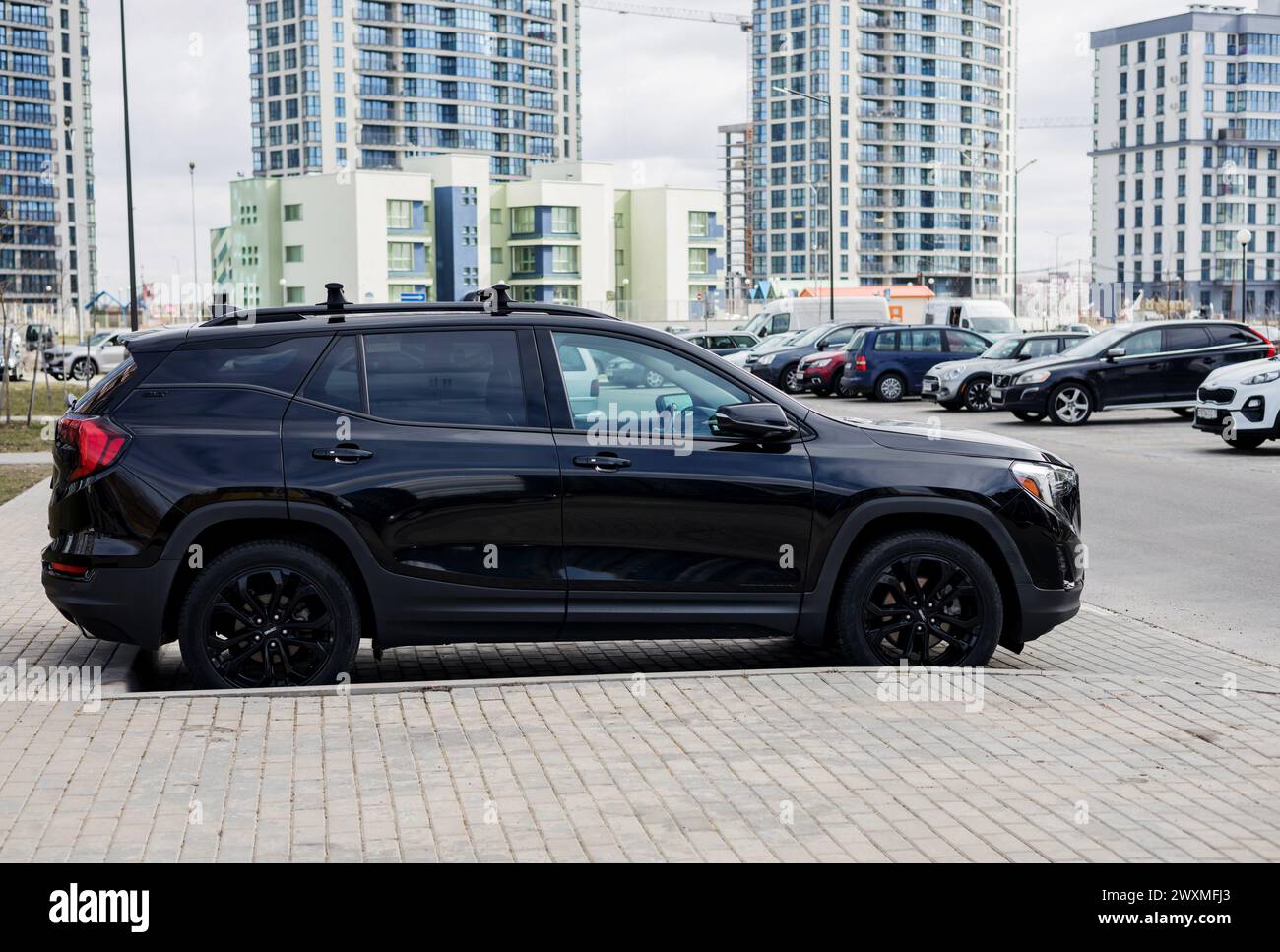 Minsk, Weißrussland, 1. April 2024 - schwarzer Luxus-GMC parkt auf der Straße. Leistungsstarkes Premium-Auto Stockfoto