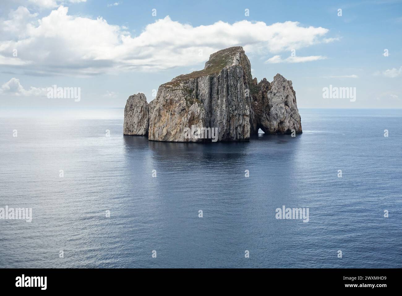 Sugarloaf Island im Meer von Porto Flavia, einer Bergbauanlage in Sardinien, Italien Stockfoto