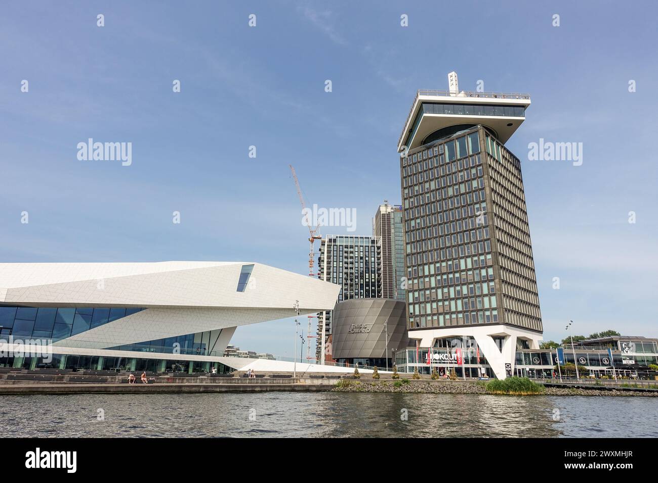 Moderne Architektur am Fluss, darunter der A'DAM Tower und das Eye Film Museum an einem klaren Tag mit blauem Himmel in Amsterdam Stockfoto