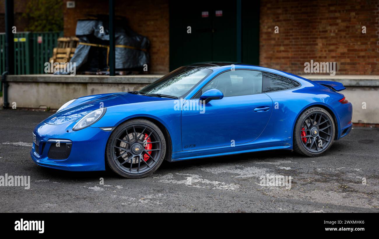 2018 Porsche Carrera GTS, ausgestellt auf der Motorsport-Versammlung im Bicester Heritage Centre am 31. März 2024. Stockfoto