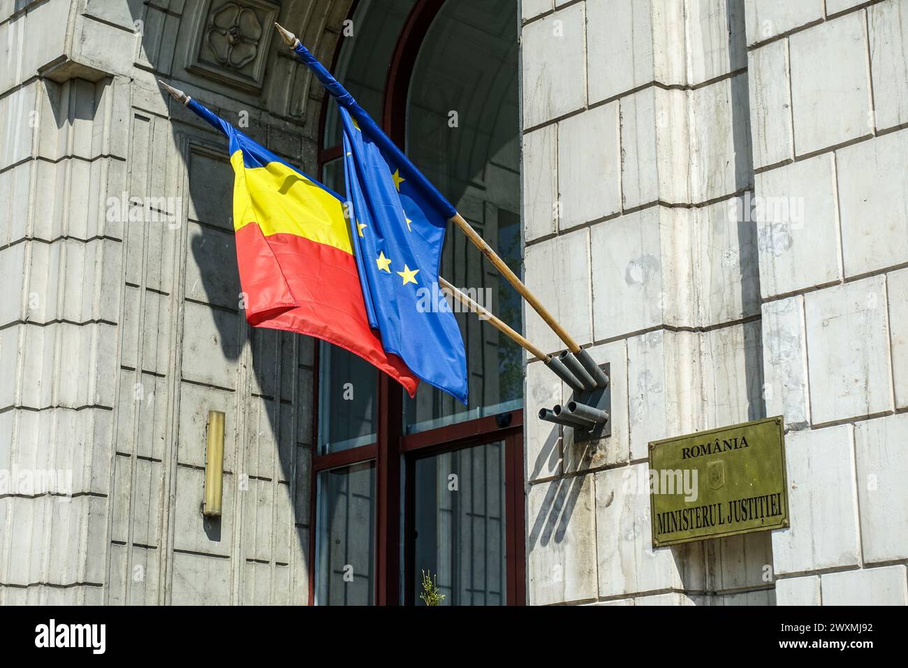 Rumänische Nationalflagge und Flagge der Europäischen Union vor dem Gebäude des Justizministeriums in Bukarest Stockfoto