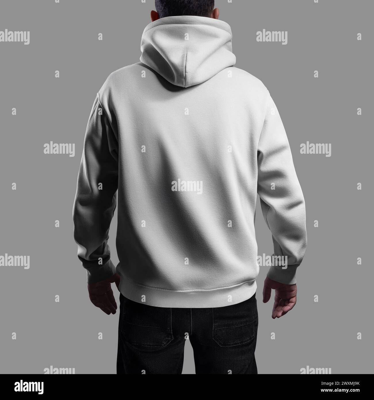 Mockup eines weißen übergroßen Hoodies auf einem dunkelhaarigen Mann, Rückansicht. Modische, breite Bekleidungsschablone für Design, Druck und Branding. Sweatshirt mit Ho Stockfoto