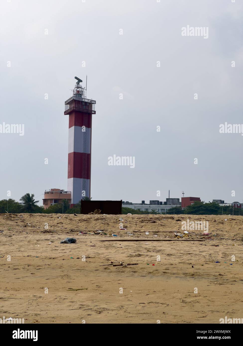 Blick auf den Leuchtturm in der Nähe des Yachthafenstandes vor blauem Himmel, Chennai, Indien Stockfoto