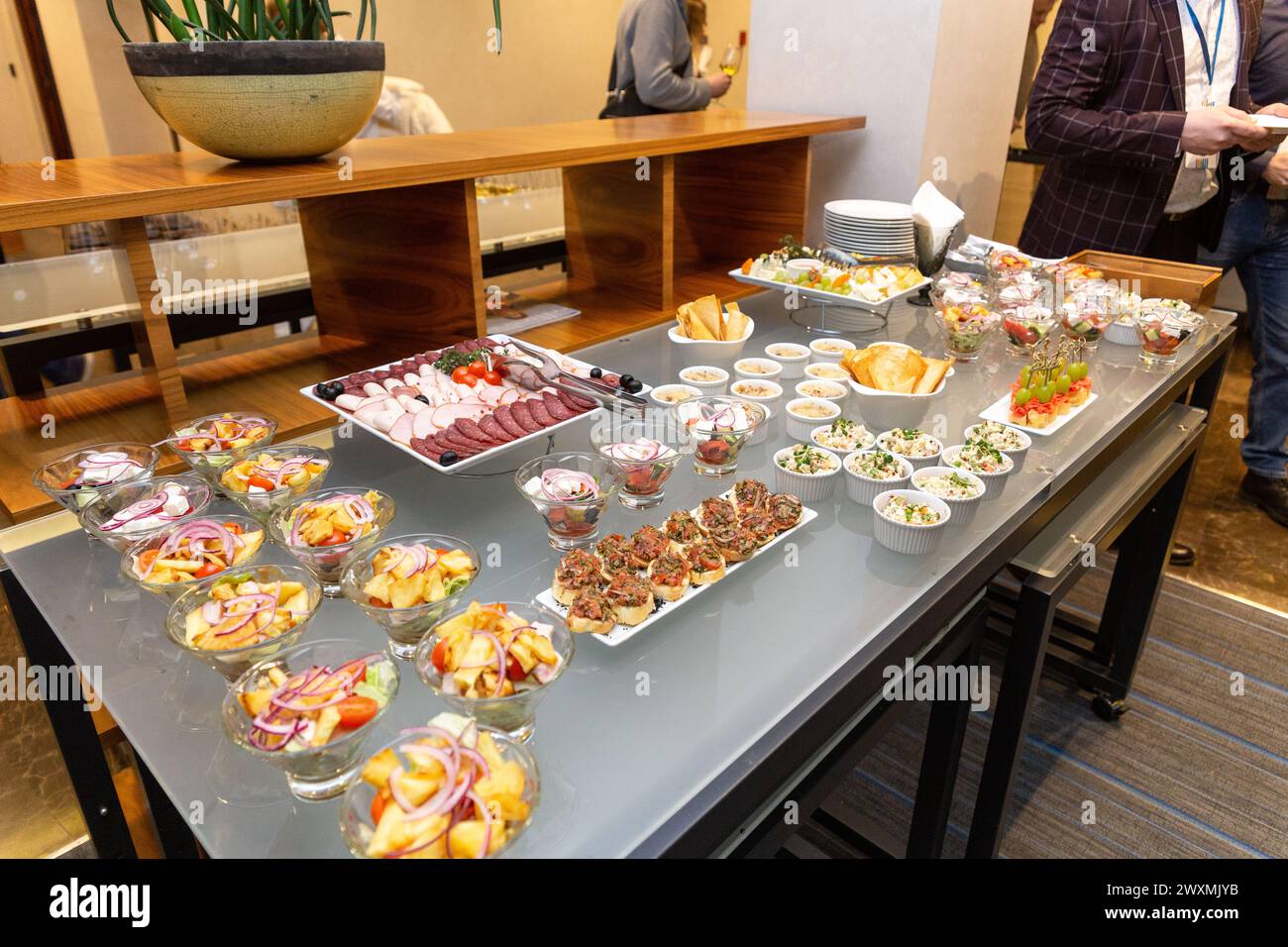 Buffettisch mit kalten Vorspeisen und Salaten. Buffetessen, Catering-Party im Restaurant, Mini Canapes, Snacks und Vorspeisen Stockfoto