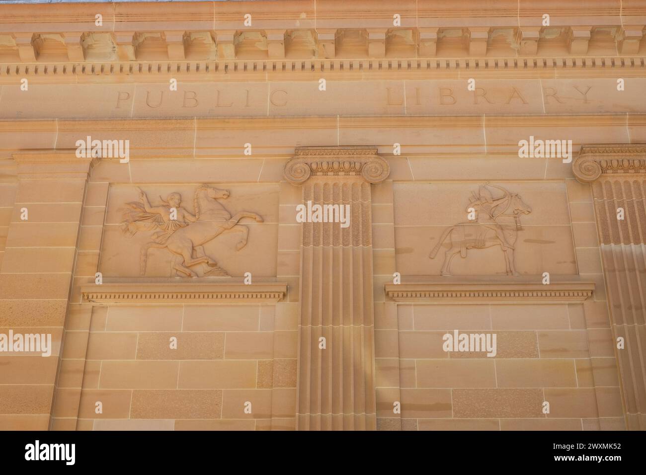 Zwei Basreliefs aus Sandstein, darunter eine Darstellung eines assyrischen Bogenschützen aus dem siebten Jahrhundert v. Chr., die an der Südfassade der Mitchell Library befestigt ist Stockfoto