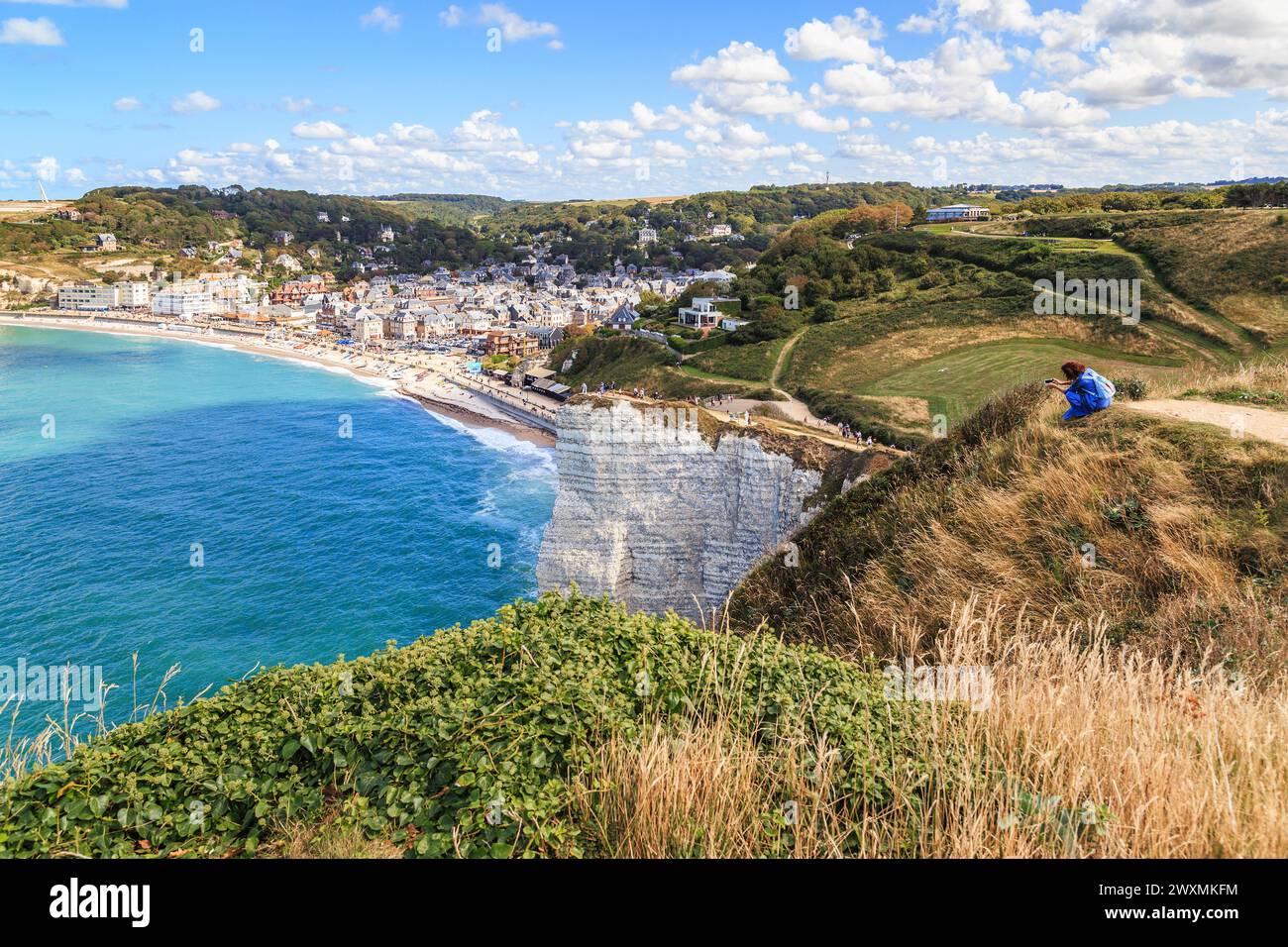 ETRETAT, FRANKREICH - 1. SEPTEMBER 2019: Von der Klippe d'Aval aus hat man einen Blick auf das Resort Norman Town und den städtischen Strand. Stockfoto