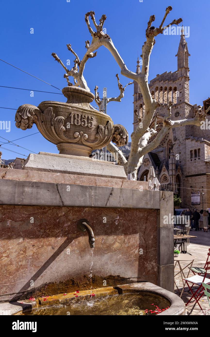 Brunnen und Kirche Sant Bartomeu auf der Plaza de la Constitucion, Mallorca, Spanien. Stockfoto