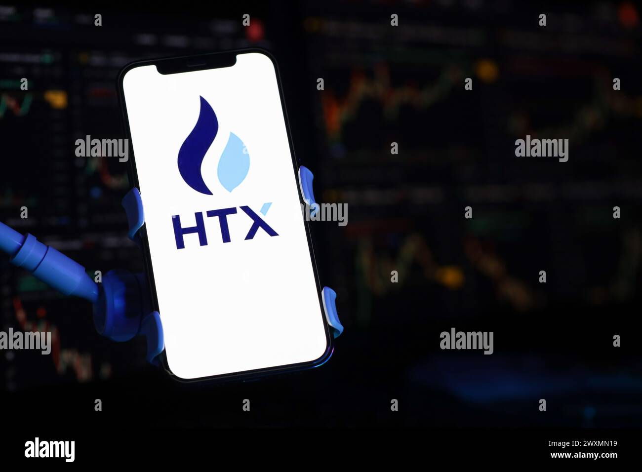 KIEW, UKRAINE - 15. MÄRZ 2024 HTX-Logo auf dem iPhone-Display und Kryptowährungswertdiagrammen. Portal für den Austausch von Kryptowährungen Stockfoto
