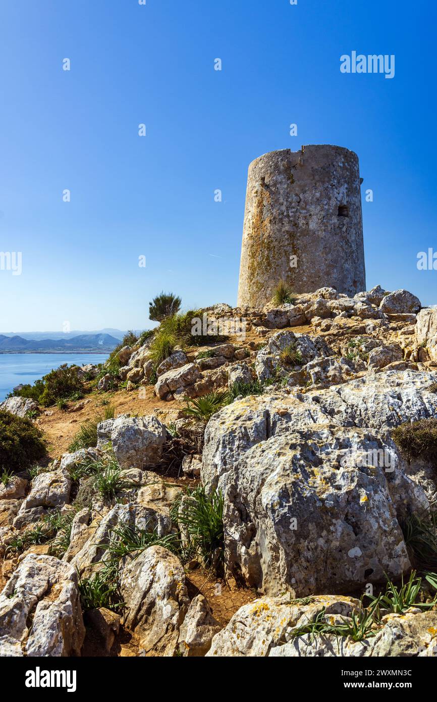 Der Albercutx-Wachturm am Cap de Formentor im Nordwesten Mallorcas, Spanien Stockfoto