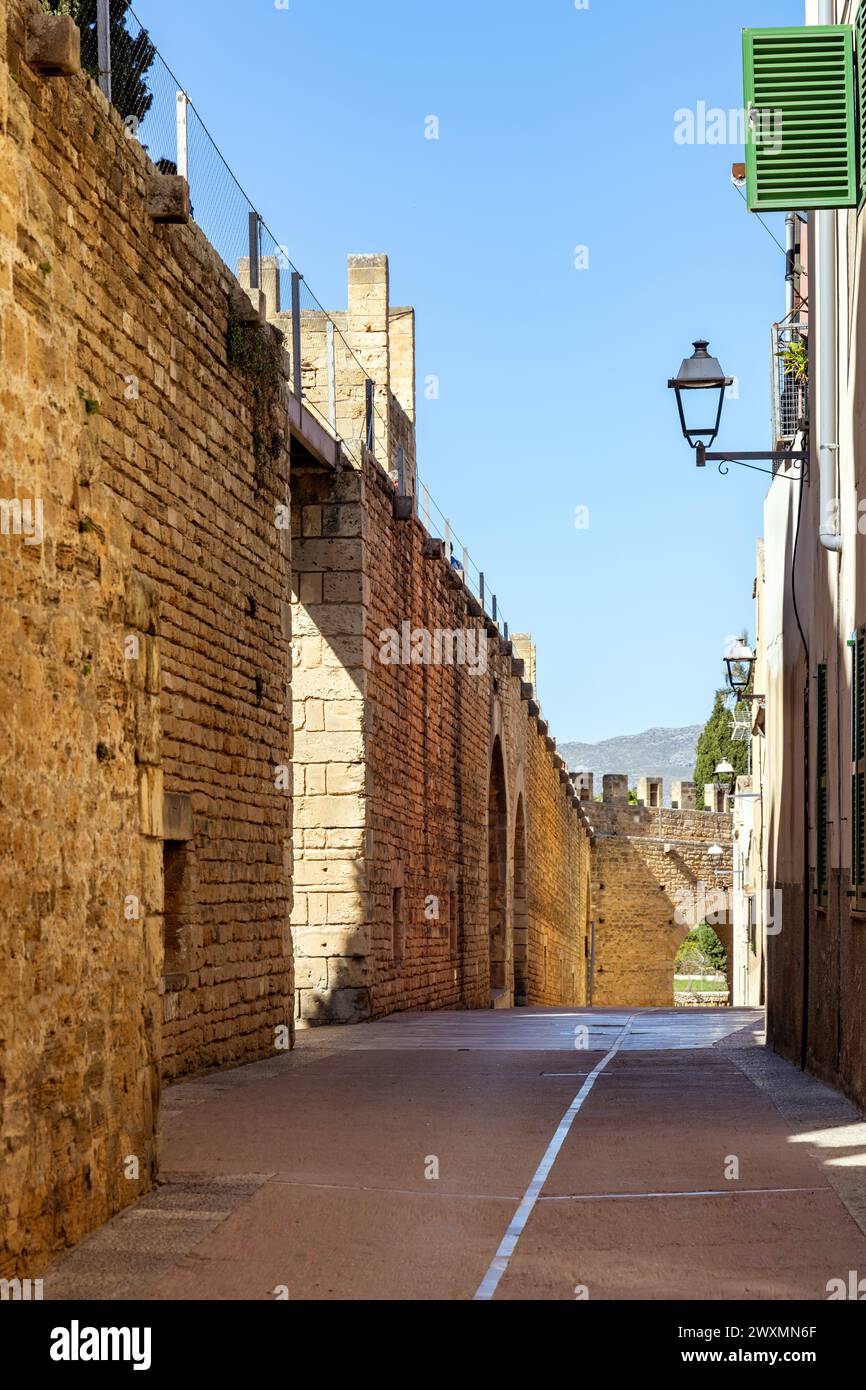 Die mittelalterlichen Mauern aus dem 14. Jahrhundert der Altstadt von Alcudia, Mallorca, Spanien, Balearen Stockfoto