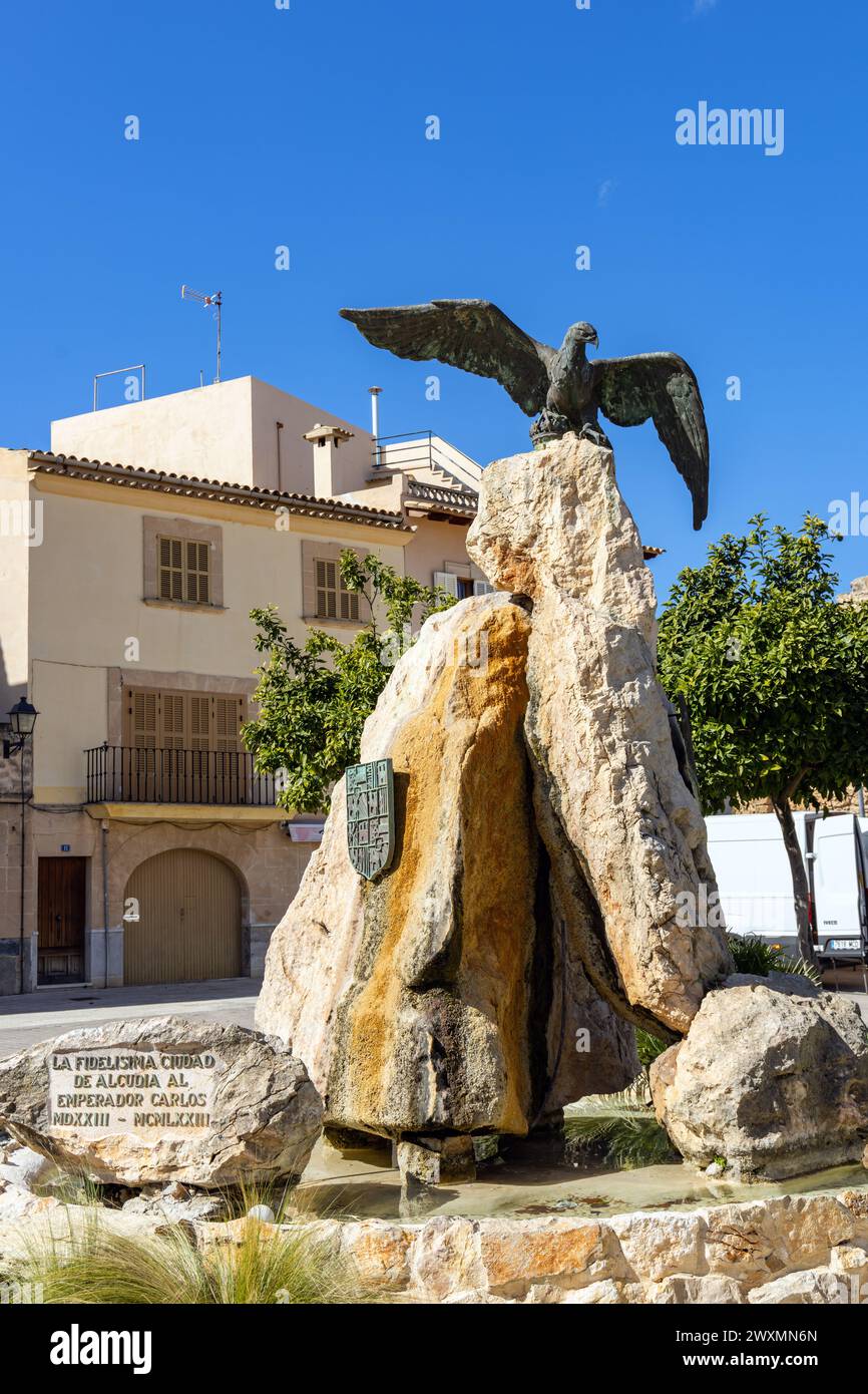 Adlerskulptur auf der Plaza de Carlos V in der Altstadt von Alcudia, Mallorca, Spanien Stockfoto