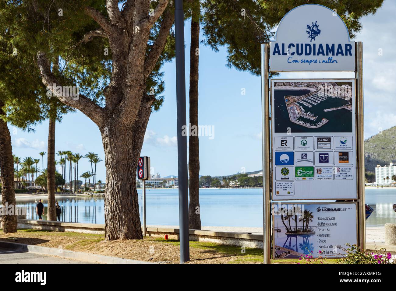 Informationsschild Alcudiamar am Port de Alcudia, Mallorca, Spanien Stockfoto
