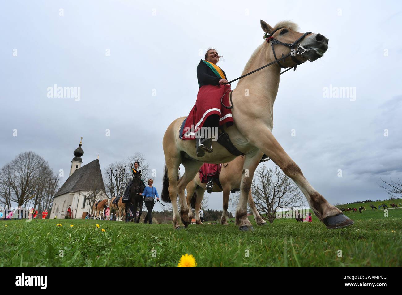 Traunstein, Deutschland. April 2024. Reiter, einige mit festlich geschmückten Pferden, reiten am Ostermontag auf der traditionellen Georgi-Fahrt zur Kirche in Ettendorf. Quelle: Karl-Josef Hildenbrand/dpa/Alamy Live News Stockfoto