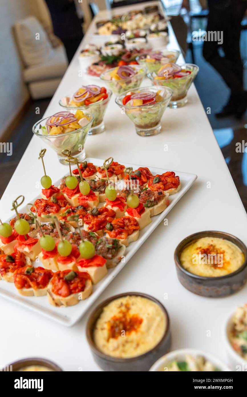 Buffettisch mit kalten Vorspeisen und Salaten. Buffetessen, Catering-Party im Restaurant, Mini Canapes, Snacks und Vorspeisen Stockfoto