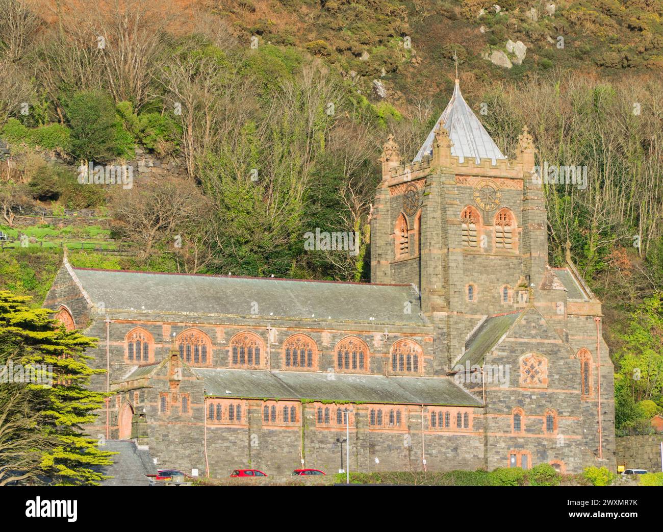 Die beeindruckende Kirche St. John aus dem 19. Jahrhundert, Barmouth Gwynedd Wales, Großbritannien. Februar 2024 Stockfoto