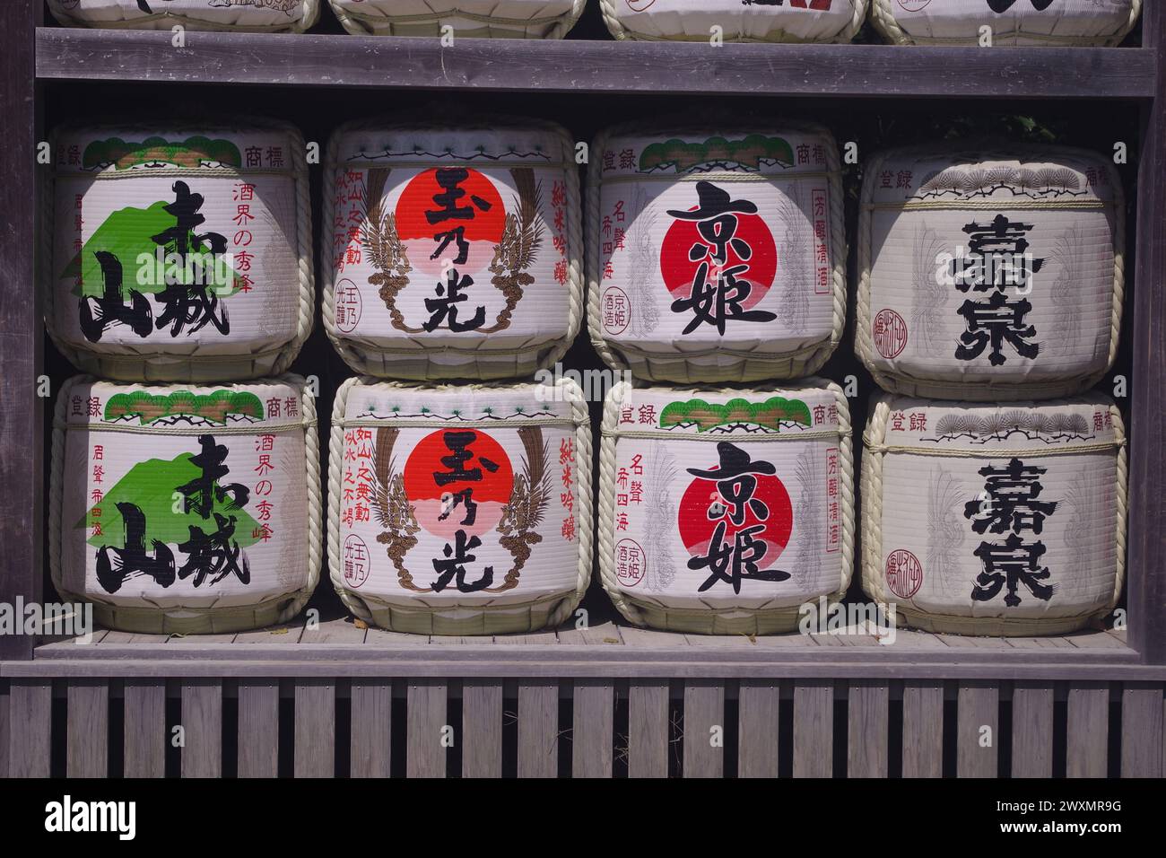 Sake-Fässer im Schrein, Kamakura, Präfektur Kanagawa, Japan Stockfoto