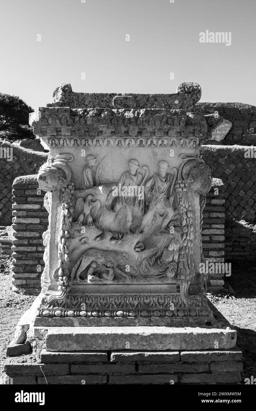 Schwarzweiß-Foto, das in Nahaufnahme geschnitzte Skulpturen römischer Sarkophage in der Ausstellung im archäologischen Park im antiken Ostia zeigt Stockfoto