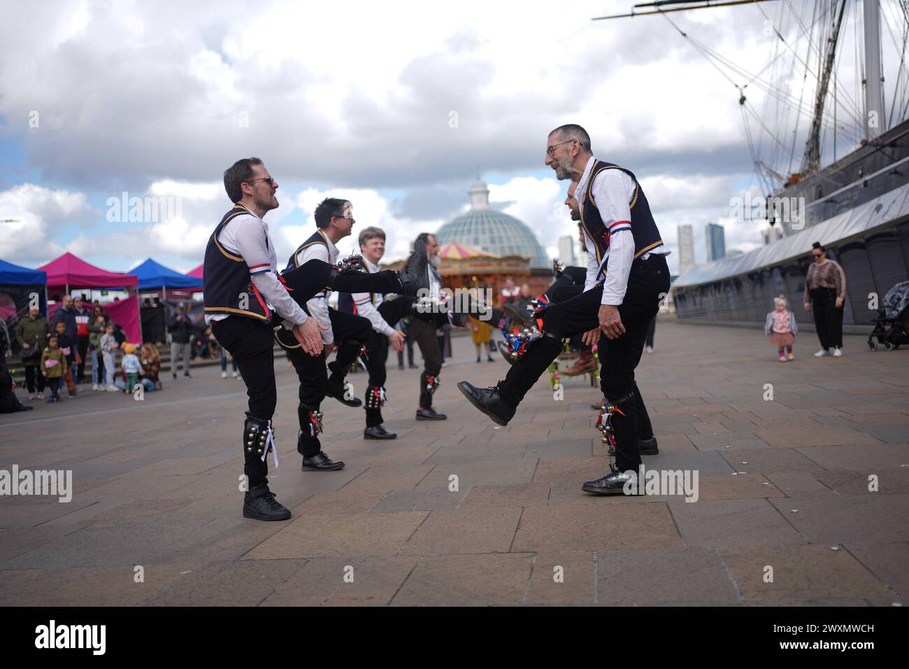 Mitglieder der Blackheath Morris Men treten am Ostermontag im Cutty Sark in Greenwich, London auf. Bilddatum: Montag, 1. April 2024. Stockfoto