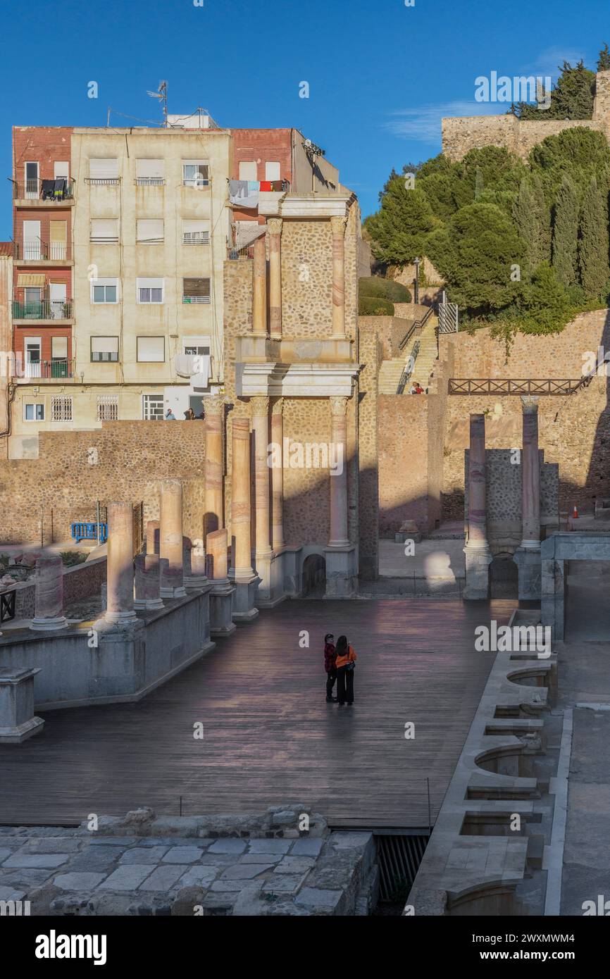 Ruinen unter Restaurierung des römischen Theaters aus dem 1. Jahrhundert v. Chr., archäologische Entdeckung in der Stadt Cartagena, Region Murcia, Spanien. Stockfoto