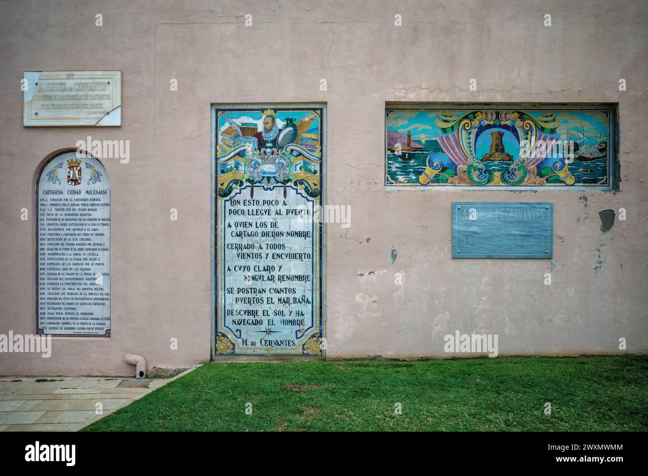 Mosaik mit Worten von Cervantes bis zur Stadt Cartagena. Historischer Ort des Interesses am Heldenplatz in Cavite. Region Murcia, Spanien, Europa. Stockfoto