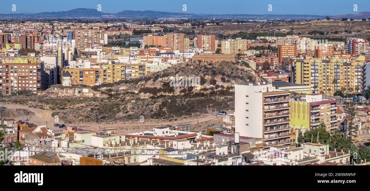 Panoramablick auf die Burg Monte Sacro auf dem Hügel der Stadt Caragena, Region Murcia, Spanien, Europa. Stockfoto