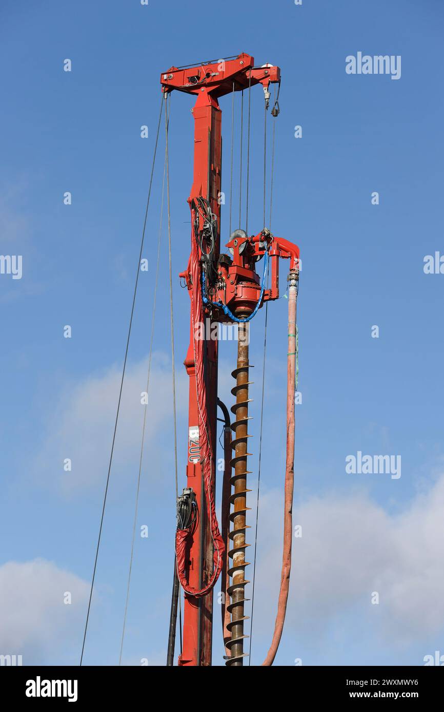 CFA-Durchlaufschnecke, kombiniertes Rammbohren und Bohrfahrzeug mit blauem Himmel in radcliffe Greater manchester uk Stockfoto