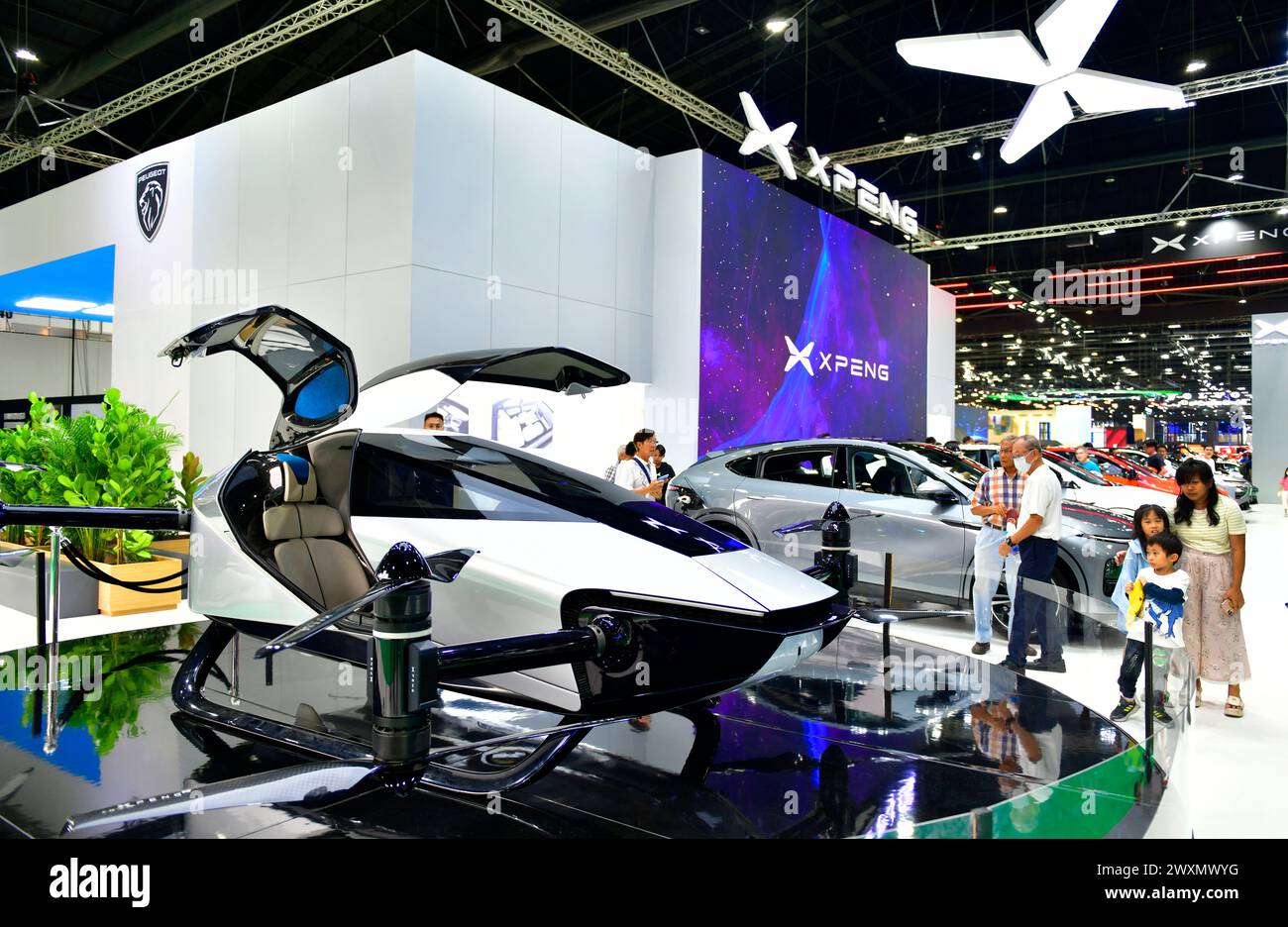 Thailand-27.März 2024: X-PENG stellt interessante Flugfahrzeuge zur Ausstellung. Sie ist wie eine Drohne auf der 45. Bangkok International Motor Show geformt Stockfoto